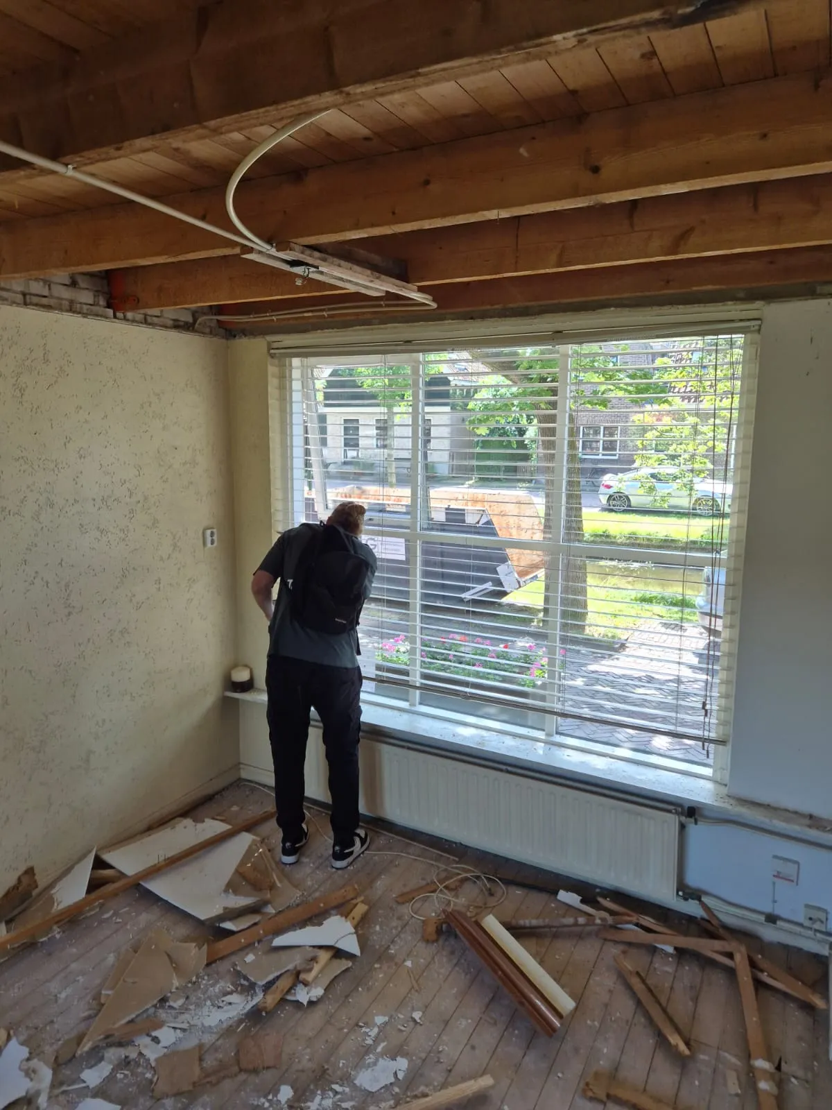 Adviseur controleert de beglazing en radiator van een woning tijdens de opname